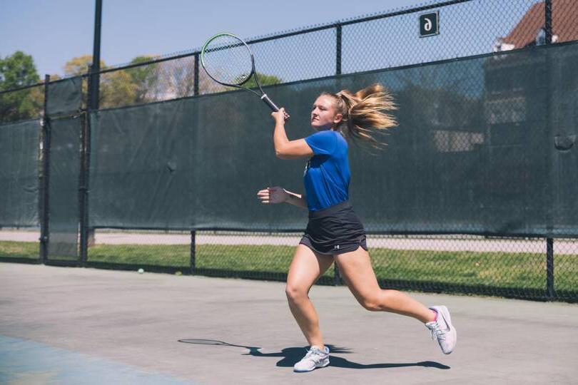 澳门永利总站官方登录大学的学生在打网球