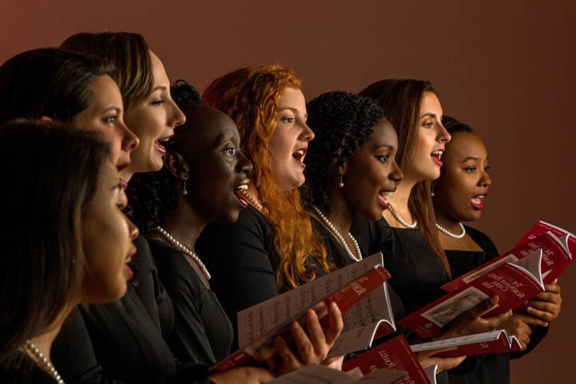 澳门永利总站官方登录学院的学生在唱诗班唱歌